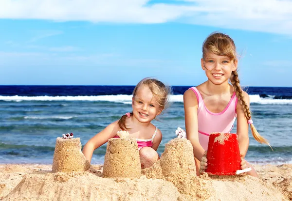 Діти грають на пляжі . — стокове фото