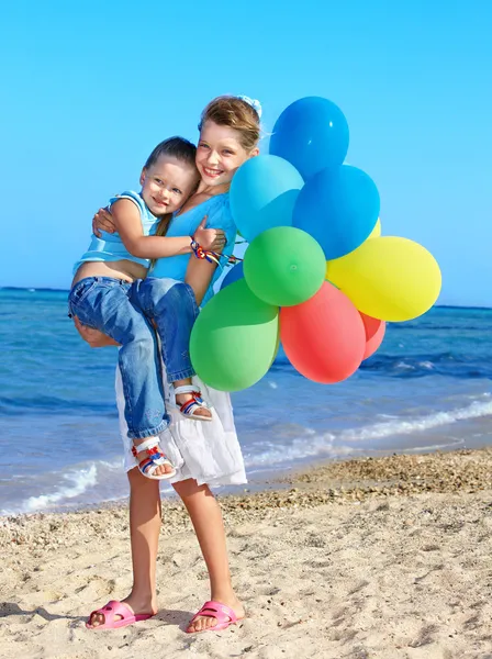 孩子在沙滩上玩气球 — 图库照片