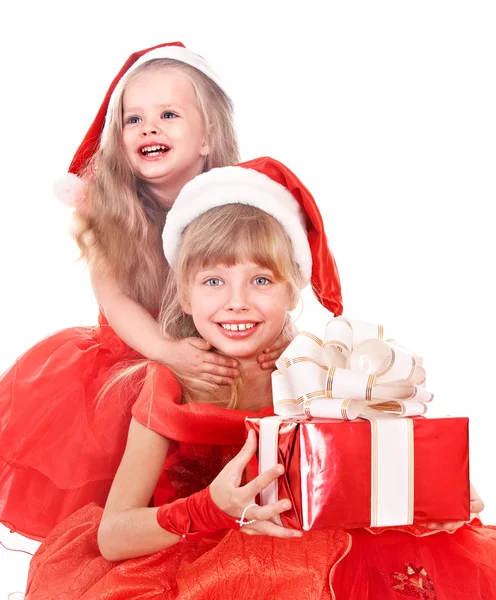 Niños en santa hat sosteniendo caja de regalo . —  Fotos de Stock