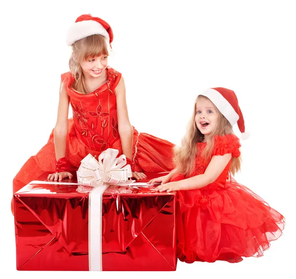 Діти в капелюсі Санта тримають подарункову коробку . — стокове фото