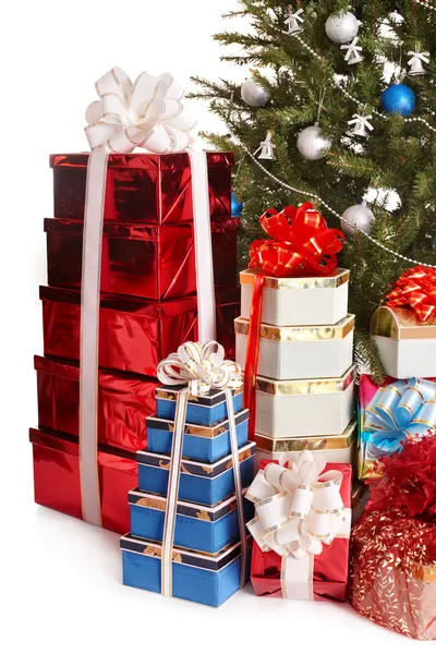 Yığın hediye kutusu ile Noel ağacı. — Stok fotoğraf