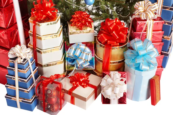Árbol de Navidad y caja de regalo de grupo . — Foto de Stock