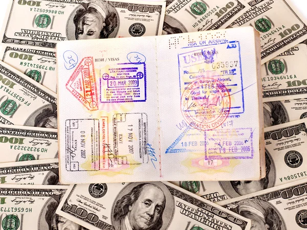 Pieniądze i paszport. — Zdjęcie stockowe