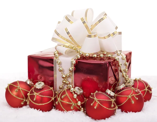 Confezione regalo e palla di Natale . — Foto Stock