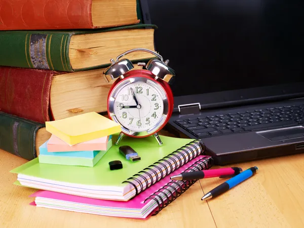 Livros e laptop. Material escolar . — Fotografia de Stock