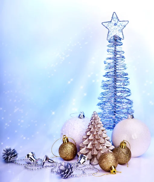 Kerstmis Stilleven met boom, bal. — Stockfoto