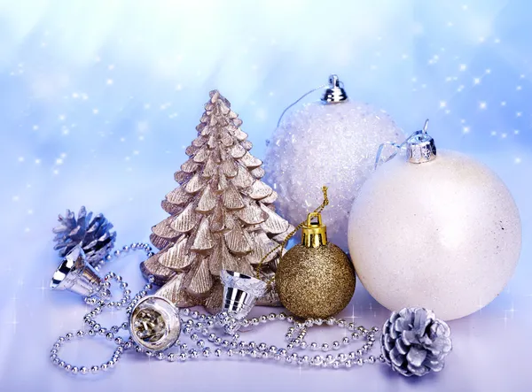 Karácsonyi csendélet fa, labda. — Stock Fotó