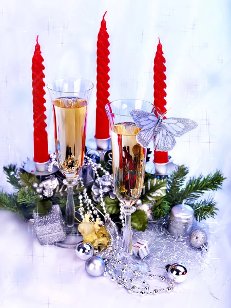 Weihnachtsstillleben mit Champagner und Kerze. — Stockfoto