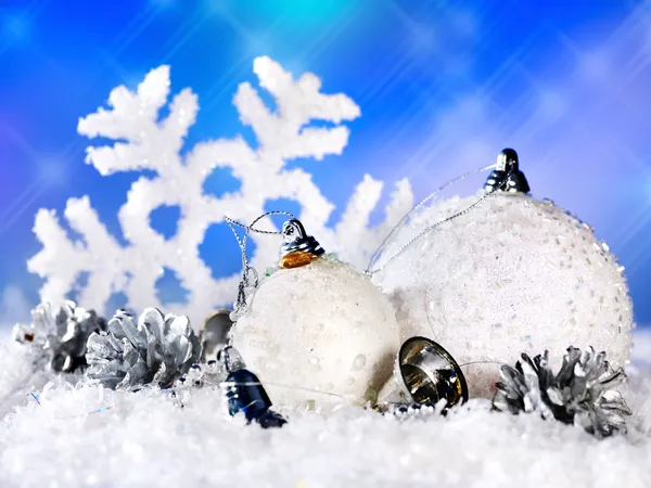 Χριστούγεννα νεκρή φύση με νιφάδα χιονιού και μπάλα. — Φωτογραφία Αρχείου