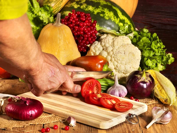 Förbereda grönsaker på träskivor. — Stockfoto