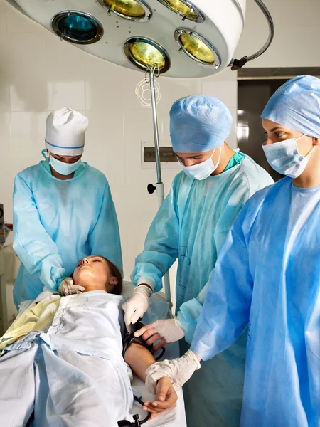 Femme sur brancard dans la salle d'opération . — Photo