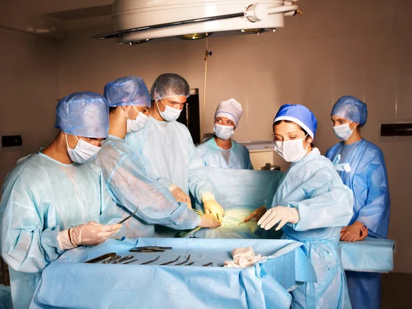 Grupo de cirujanos mirando al paciente . — Foto de Stock