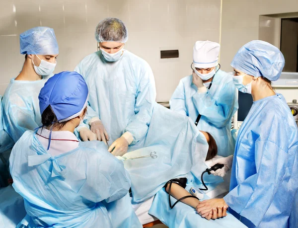 Gruppe von Chirurgen betrachtet Patientin. — Stockfoto