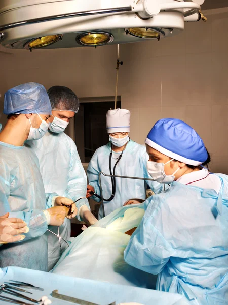 Група хірургів, які дивляться на пацієнта . — стокове фото
