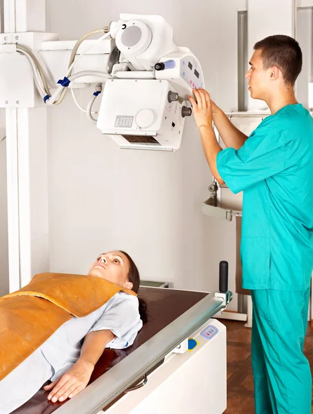 Paciente com médico radiologista . — Fotografia de Stock
