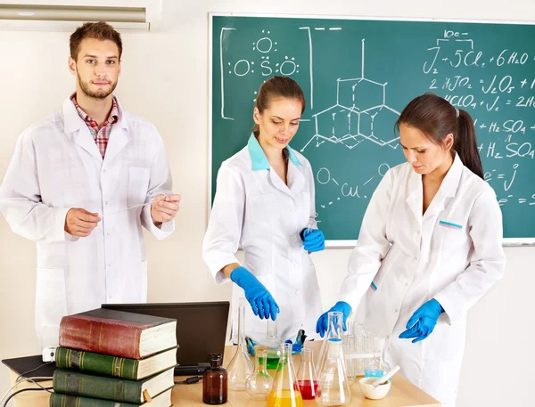 Skupina student chemie s baňky. — Stock fotografie