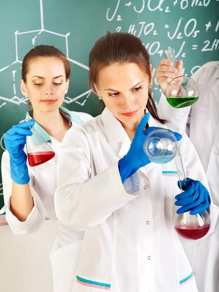 Ομάδα φοιτητών χημείας με φιάλη. — Φωτογραφία Αρχείου