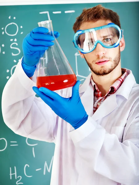 Man chemie student met de kolf. — Stockfoto