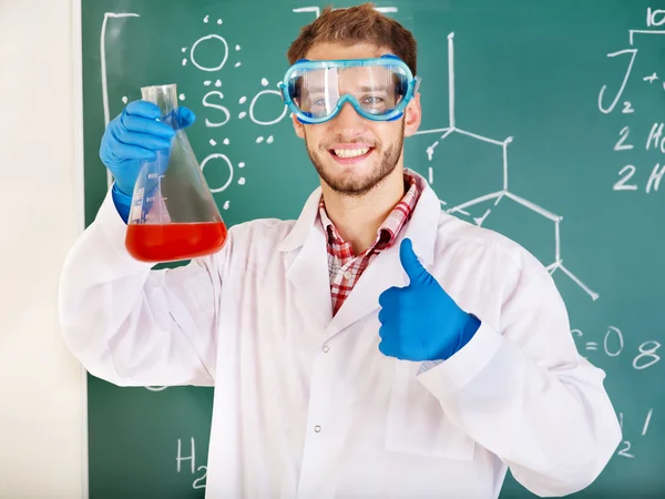 Homme étudiant en chimie avec fiole . — Photo