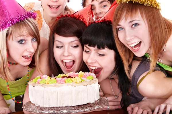 Группа счастливых молодых с тортом . — стоковое фото