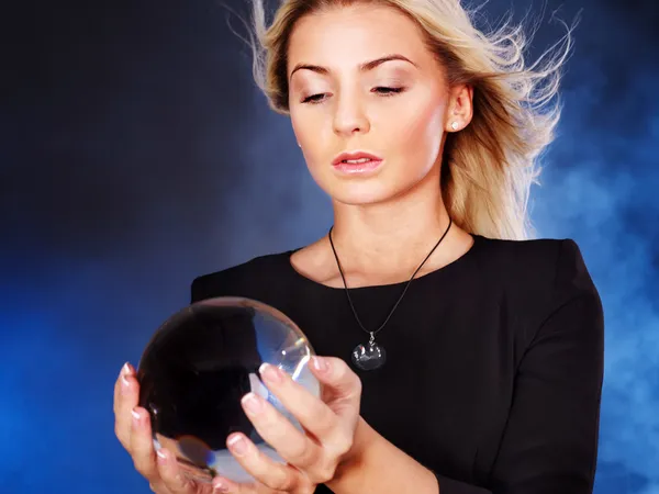 Jeune femme avec boule de cristal . — Photo