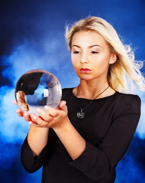Junge Frau mit Kristallkugel. — Stockfoto