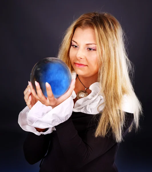 Mujer joven con bola de cristal . — Foto de Stock