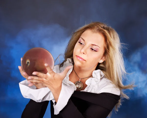 Молода жінка з кришталевим м'ячем . — стокове фото
