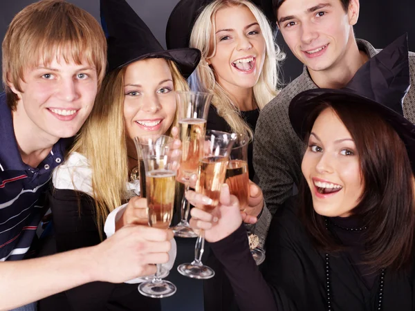 Groep jonge drinken champagne. — Stockfoto