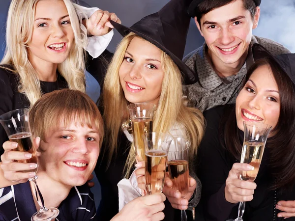 Grupp unga dricka champagne. — Stockfoto