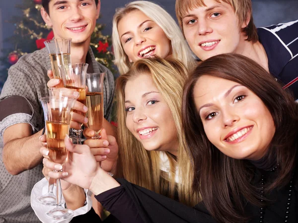 Grupo jovens bebem champanhe . — Fotografia de Stock