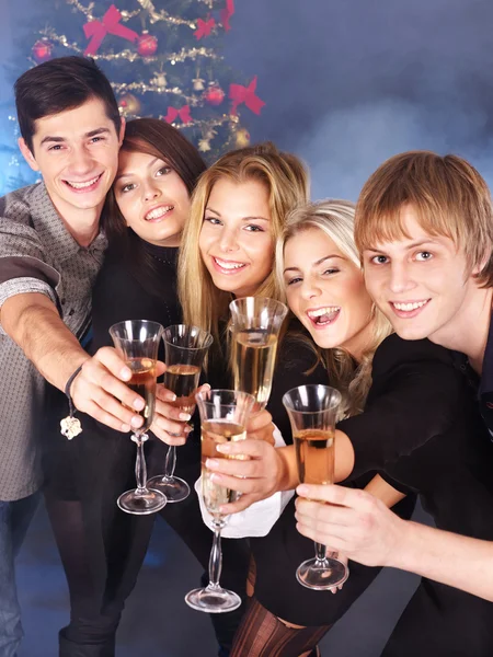 シャンパンを飲む若いグループ. — ストック写真