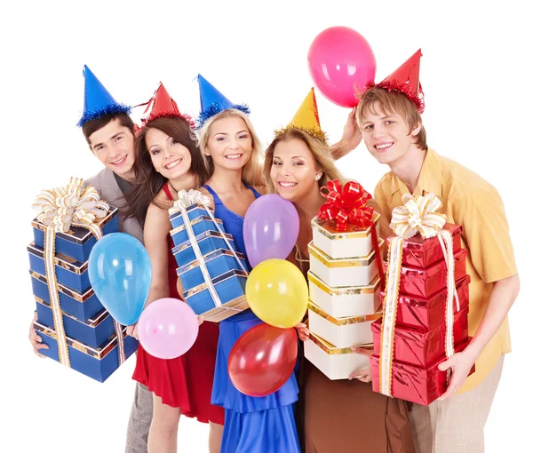 Grupp unga i partiet hatt hålla presentförpackning. — Stockfoto