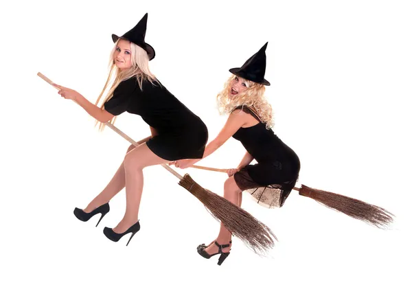 Skupina halloween čarodějnice blondýna v černém klobouku létat na koštěti. — Stock fotografie