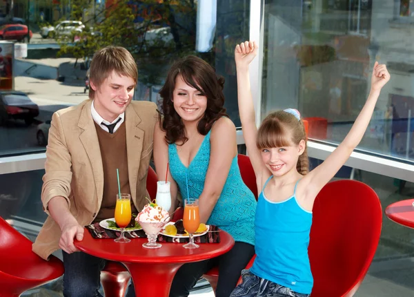 Família feliz com criança no café . — Fotografia de Stock