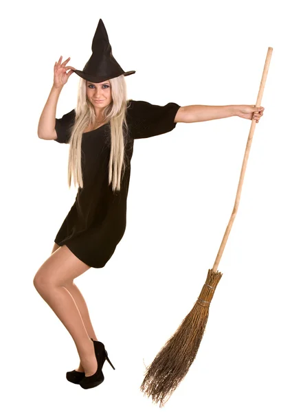 Halloween heks blond in zwarte jurk en muts met bezem. — Stockfoto