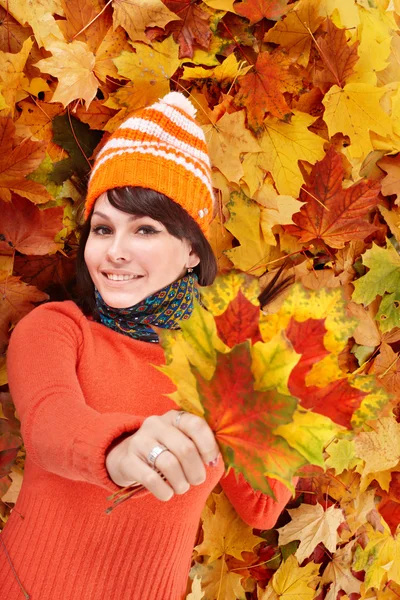 Mujer joven en otoño hojas de color naranja . —  Fotos de Stock