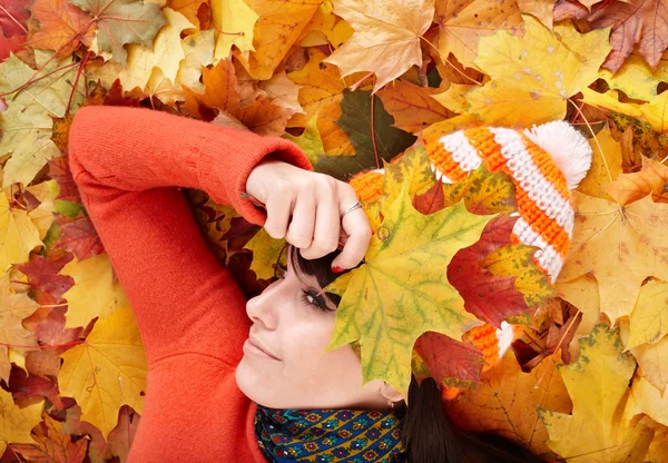 Jeune femme en automne feuilles orange . — Photo