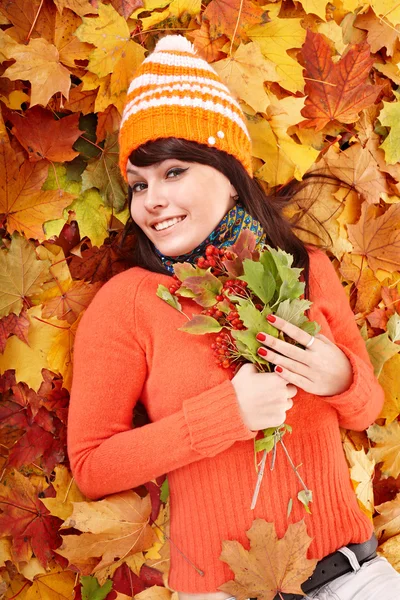 Junge Frau im Herbst orangefarbene Blätter. — Stockfoto