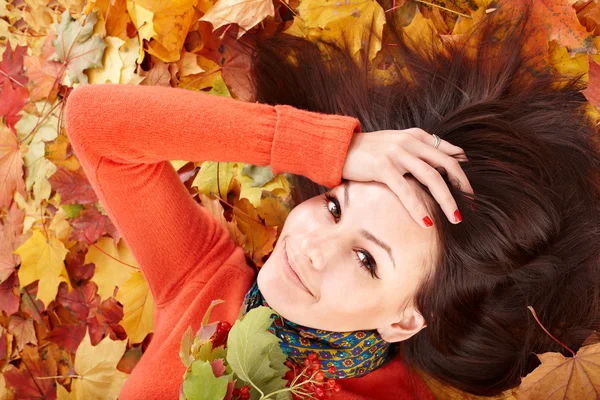 Menina no outono folhas de laranja . — Fotografia de Stock