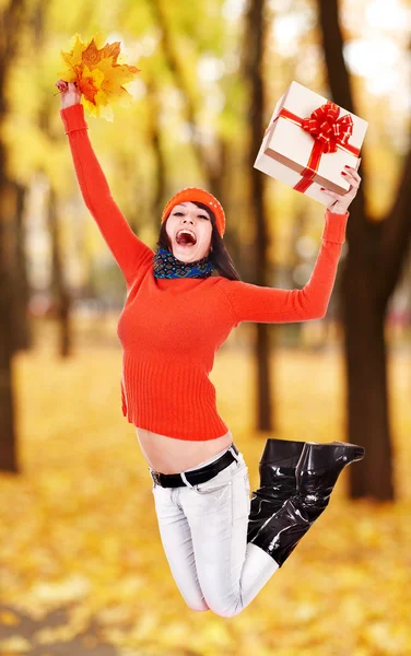 Dívka s podzimní listové jump venkovní. — Stock fotografie