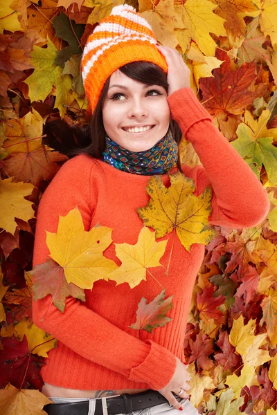 Jeune femme en automne feuilles orange . — Photo