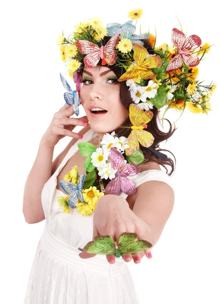 Mädchen mit Schmetterling und Blume auf dem Kopf. — Stockfoto