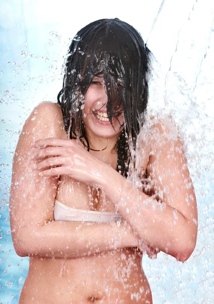Schöne Mädchen mit Nehmen Dusche. — Stockfoto