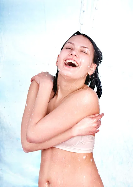 걸릴 샤워와 아름 다운 여자. — 스톡 사진