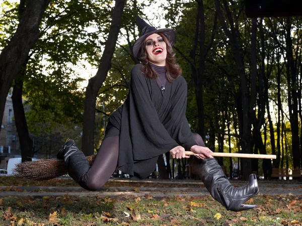 Bruxa voa em vassoura ao ar livre . — Fotografia de Stock