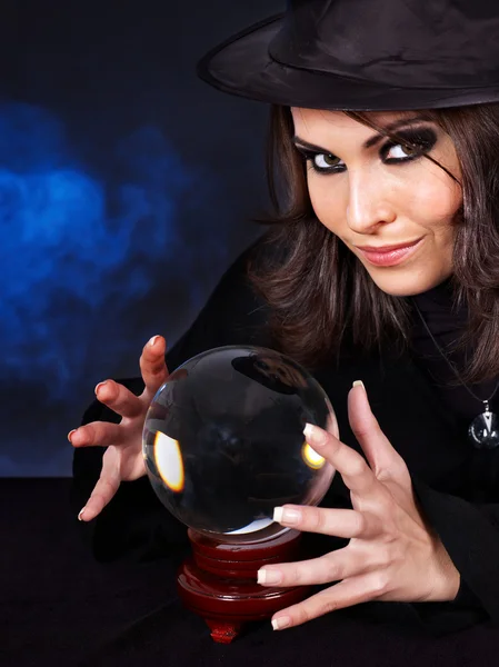 Giovane donna con sfera di cristallo . — Foto Stock