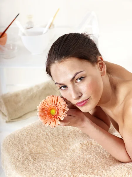 Fiatal nő a masszázságy a beauty spa. — Stock Fotó