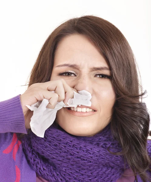 Молодая женщина с носовым платком простудилась . — стоковое фото