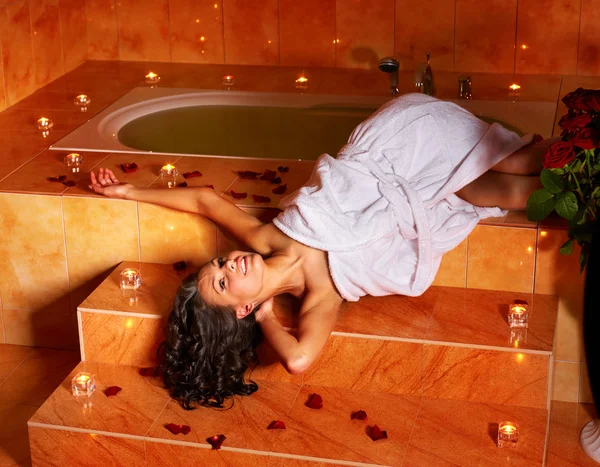 Frau entspannt in Badewanne. — Stockfoto